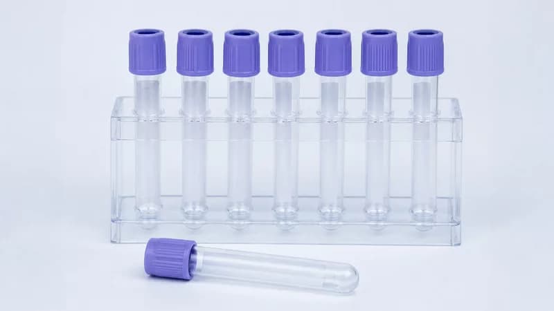 Gradilla con tubos de toma de muestra de tapón lila para hematología
